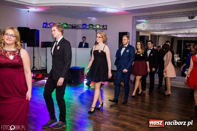 Zdjęcie w galerii na portalu naszraciborz.pl: Maturzyści Specjalnego Ośrodka Szkolno-Wychowawczego dla Niesłyszących i Słabosłyszących bawią się na studniówce wiadomości z regionu