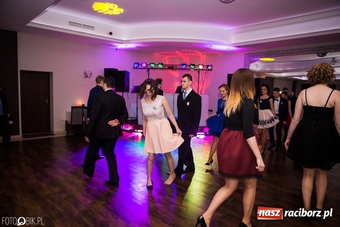 Zdjęcie w galerii na portalu naszraciborz.pl: Maturzyści Specjalnego Ośrodka Szkolno-Wychowawczego dla Niesłyszących i Słabosłyszących bawią się na studniówce wiadomości z regionu