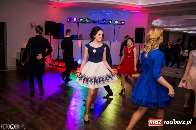 Zdjęcie w galerii na portalu naszraciborz.pl: Maturzyści Specjalnego Ośrodka Szkolno-Wychowawczego dla Niesłyszących i Słabosłyszących bawią się na studniówce wiadomości z regionu