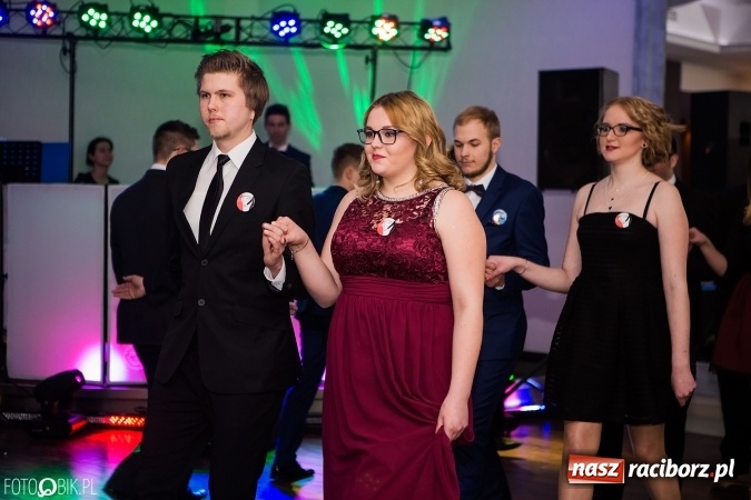 Zdjęcie w galerii na portalu naszraciborz.pl: Maturzyści Specjalnego Ośrodka Szkolno-Wychowawczego dla Niesłyszących i Słabosłyszących bawią się na studniówce wiadomości z regionu