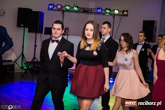 Zdjęcie w galerii na portalu naszraciborz.pl: Maturzyści Specjalnego Ośrodka Szkolno-Wychowawczego dla Niesłyszących i Słabosłyszących bawią się na studniówce wiadomości z regionu