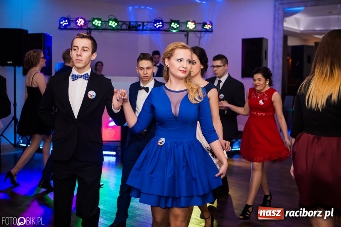 Zdjęcie w galerii na portalu naszraciborz.pl: Maturzyści Specjalnego Ośrodka Szkolno-Wychowawczego dla Niesłyszących i Słabosłyszących bawią się na studniówce wiadomości z regionu