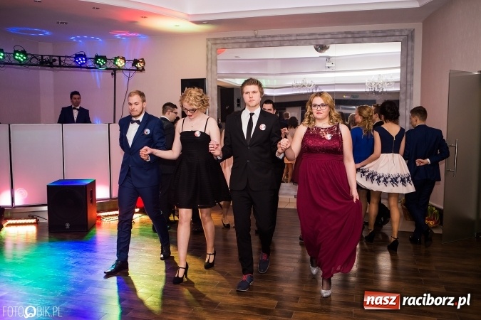 Zdjęcie w galerii na portalu naszraciborz.pl: Maturzyści Specjalnego Ośrodka Szkolno-Wychowawczego dla Niesłyszących i Słabosłyszących bawią się na studniówce wiadomości z regionu