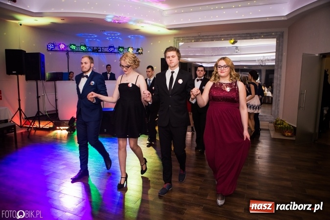 Zdjęcie w galerii na portalu naszraciborz.pl: Maturzyści Specjalnego Ośrodka Szkolno-Wychowawczego dla Niesłyszących i Słabosłyszących bawią się na studniówce wiadomości z regionu