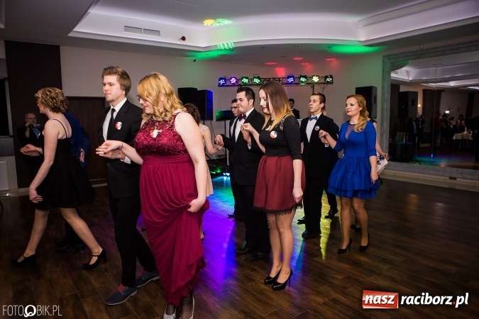 Zdjęcie w galerii na portalu naszraciborz.pl: Maturzyści Specjalnego Ośrodka Szkolno-Wychowawczego dla Niesłyszących i Słabosłyszących bawią się na studniówce wiadomości z regionu