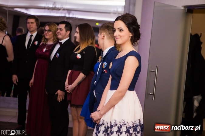 Zdjęcie w galerii na portalu naszraciborz.pl: Maturzyści Specjalnego Ośrodka Szkolno-Wychowawczego dla Niesłyszących i Słabosłyszących bawią się na studniówce wiadomości z regionu