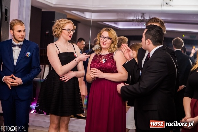 Zdjęcie w galerii na portalu naszraciborz.pl: Maturzyści Specjalnego Ośrodka Szkolno-Wychowawczego dla Niesłyszących i Słabosłyszących bawią się na studniówce wiadomości z regionu