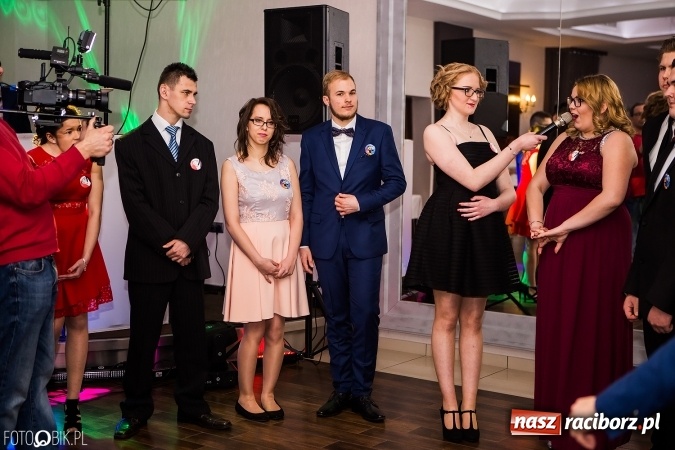 Zdjęcie w galerii na portalu naszraciborz.pl: Maturzyści Specjalnego Ośrodka Szkolno-Wychowawczego dla Niesłyszących i Słabosłyszących bawią się na studniówce wiadomości z regionu