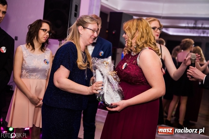 Zdjęcie w galerii na portalu naszraciborz.pl: Maturzyści Specjalnego Ośrodka Szkolno-Wychowawczego dla Niesłyszących i Słabosłyszących bawią się na studniówce wiadomości z regionu