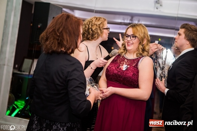 Zdjęcie w galerii na portalu naszraciborz.pl: Maturzyści Specjalnego Ośrodka Szkolno-Wychowawczego dla Niesłyszących i Słabosłyszących bawią się na studniówce wiadomości z regionu