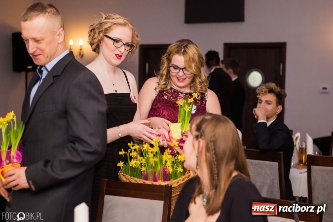 Zdjęcie w galerii na portalu naszraciborz.pl: Maturzyści Specjalnego Ośrodka Szkolno-Wychowawczego dla Niesłyszących i Słabosłyszących bawią się na studniówce wiadomości z regionu