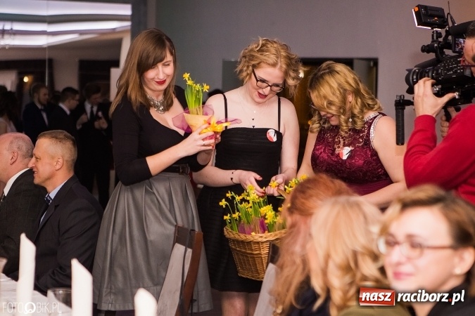 Zdjęcie w galerii na portalu naszraciborz.pl: Maturzyści Specjalnego Ośrodka Szkolno-Wychowawczego dla Niesłyszących i Słabosłyszących bawią się na studniówce wiadomości z regionu