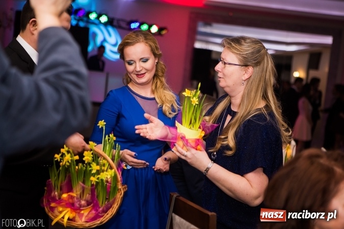 Zdjęcie w galerii na portalu naszraciborz.pl: Maturzyści Specjalnego Ośrodka Szkolno-Wychowawczego dla Niesłyszących i Słabosłyszących bawią się na studniówce wiadomości z regionu