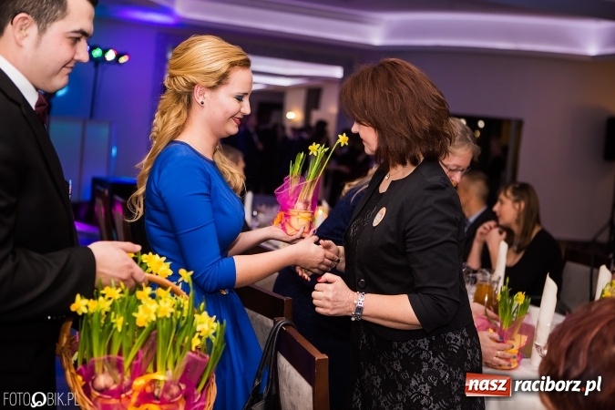 Zdjęcie w galerii na portalu naszraciborz.pl: Maturzyści Specjalnego Ośrodka Szkolno-Wychowawczego dla Niesłyszących i Słabosłyszących bawią się na studniówce wiadomości z regionu