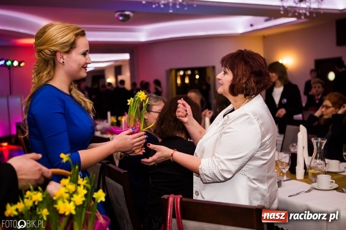 Zdjęcie w galerii na portalu naszraciborz.pl: Maturzyści Specjalnego Ośrodka Szkolno-Wychowawczego dla Niesłyszących i Słabosłyszących bawią się na studniówce wiadomości z regionu