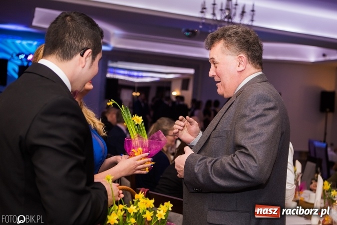 Zdjęcie w galerii na portalu naszraciborz.pl: Maturzyści Specjalnego Ośrodka Szkolno-Wychowawczego dla Niesłyszących i Słabosłyszących bawią się na studniówce wiadomości z regionu