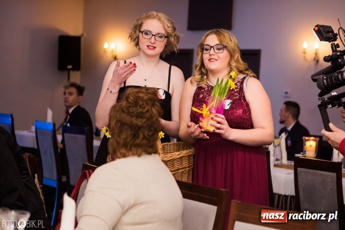 Zdjęcie w galerii na portalu naszraciborz.pl: Maturzyści Specjalnego Ośrodka Szkolno-Wychowawczego dla Niesłyszących i Słabosłyszących bawią się na studniówce wiadomości z regionu