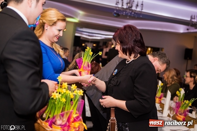 Zdjęcie w galerii na portalu naszraciborz.pl: Maturzyści Specjalnego Ośrodka Szkolno-Wychowawczego dla Niesłyszących i Słabosłyszących bawią się na studniówce wiadomości z regionu