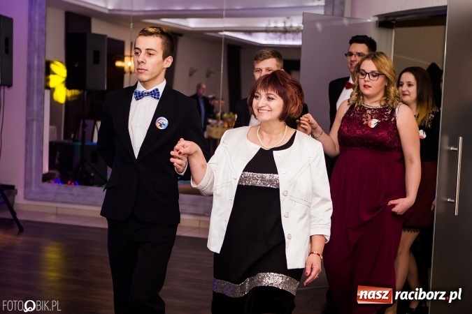 Zdjęcie w galerii na portalu naszraciborz.pl: Maturzyści Specjalnego Ośrodka Szkolno-Wychowawczego dla Niesłyszących i Słabosłyszących bawią się na studniówce wiadomości z regionu