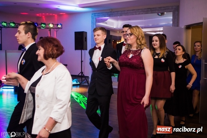 Zdjęcie w galerii na portalu naszraciborz.pl: Maturzyści Specjalnego Ośrodka Szkolno-Wychowawczego dla Niesłyszących i Słabosłyszących bawią się na studniówce wiadomości z regionu