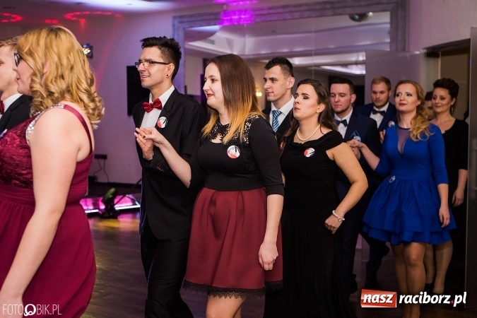 Zdjęcie w galerii na portalu naszraciborz.pl: Maturzyści Specjalnego Ośrodka Szkolno-Wychowawczego dla Niesłyszących i Słabosłyszących bawią się na studniówce wiadomości z regionu