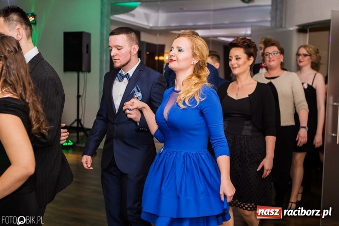 Zdjęcie w galerii na portalu naszraciborz.pl: Maturzyści Specjalnego Ośrodka Szkolno-Wychowawczego dla Niesłyszących i Słabosłyszących bawią się na studniówce wiadomości z regionu