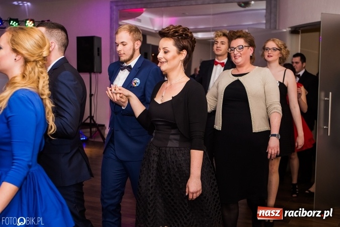 Zdjęcie w galerii na portalu naszraciborz.pl: Maturzyści Specjalnego Ośrodka Szkolno-Wychowawczego dla Niesłyszących i Słabosłyszących bawią się na studniówce wiadomości z regionu