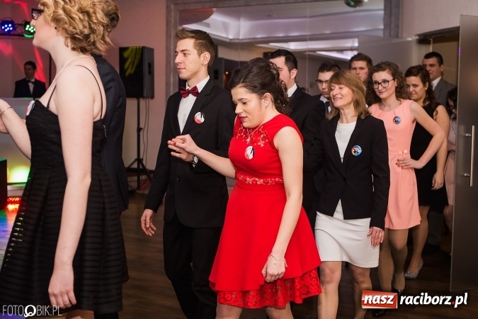 Zdjęcie w galerii na portalu naszraciborz.pl: Maturzyści Specjalnego Ośrodka Szkolno-Wychowawczego dla Niesłyszących i Słabosłyszących bawią się na studniówce wiadomości z regionu