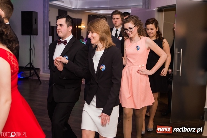 Zdjęcie w galerii na portalu naszraciborz.pl: Maturzyści Specjalnego Ośrodka Szkolno-Wychowawczego dla Niesłyszących i Słabosłyszących bawią się na studniówce wiadomości z regionu