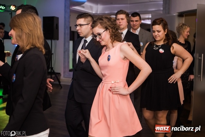 Zdjęcie w galerii na portalu naszraciborz.pl: Maturzyści Specjalnego Ośrodka Szkolno-Wychowawczego dla Niesłyszących i Słabosłyszących bawią się na studniówce wiadomości z regionu