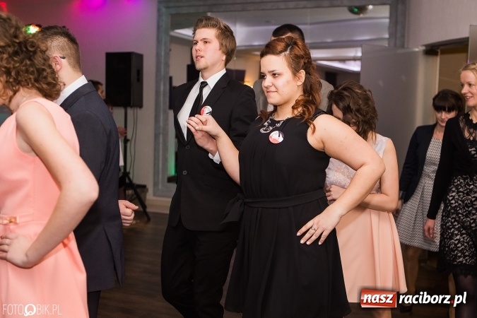 Zdjęcie w galerii na portalu naszraciborz.pl: Maturzyści Specjalnego Ośrodka Szkolno-Wychowawczego dla Niesłyszących i Słabosłyszących bawią się na studniówce wiadomości z regionu