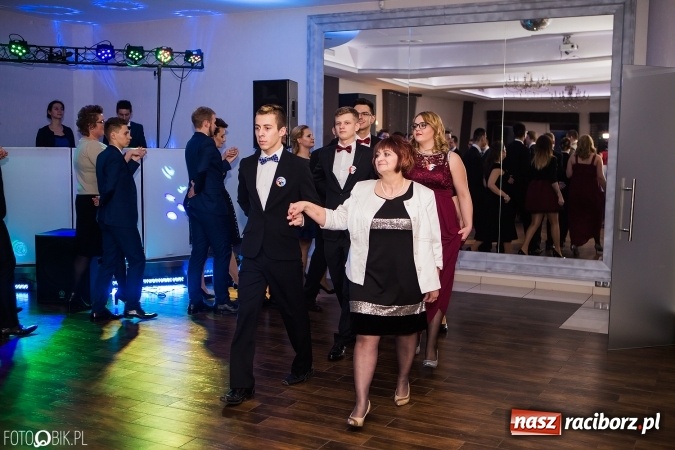 Zdjęcie w galerii na portalu naszraciborz.pl: Maturzyści Specjalnego Ośrodka Szkolno-Wychowawczego dla Niesłyszących i Słabosłyszących bawią się na studniówce wiadomości z regionu