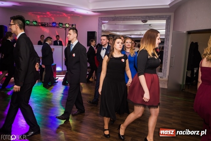 Zdjęcie w galerii na portalu naszraciborz.pl: Maturzyści Specjalnego Ośrodka Szkolno-Wychowawczego dla Niesłyszących i Słabosłyszących bawią się na studniówce wiadomości z regionu