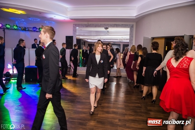 Zdjęcie w galerii na portalu naszraciborz.pl: Maturzyści Specjalnego Ośrodka Szkolno-Wychowawczego dla Niesłyszących i Słabosłyszących bawią się na studniówce wiadomości z regionu