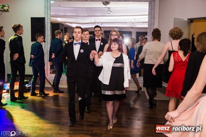 Zdjęcie w galerii na portalu naszraciborz.pl: Maturzyści Specjalnego Ośrodka Szkolno-Wychowawczego dla Niesłyszących i Słabosłyszących bawią się na studniówce wiadomości z regionu