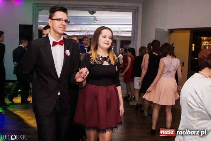 Zdjęcie w galerii na portalu naszraciborz.pl: Maturzyści Specjalnego Ośrodka Szkolno-Wychowawczego dla Niesłyszących i Słabosłyszących bawią się na studniówce wiadomości z regionu