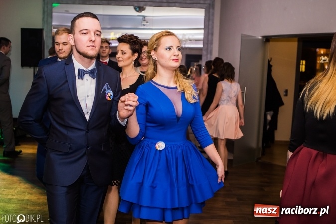 Zdjęcie w galerii na portalu naszraciborz.pl: Maturzyści Specjalnego Ośrodka Szkolno-Wychowawczego dla Niesłyszących i Słabosłyszących bawią się na studniówce wiadomości z regionu