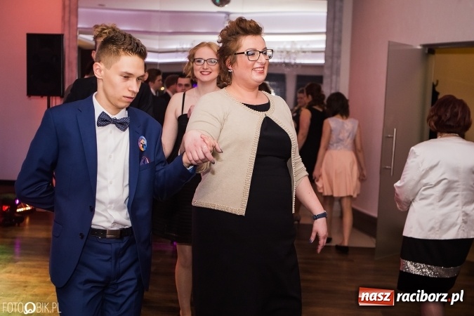 Zdjęcie w galerii na portalu naszraciborz.pl: Maturzyści Specjalnego Ośrodka Szkolno-Wychowawczego dla Niesłyszących i Słabosłyszących bawią się na studniówce wiadomości z regionu