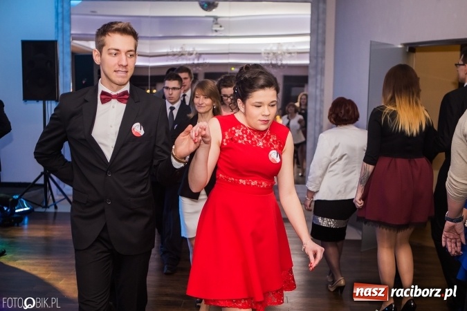 Zdjęcie w galerii na portalu naszraciborz.pl: Maturzyści Specjalnego Ośrodka Szkolno-Wychowawczego dla Niesłyszących i Słabosłyszących bawią się na studniówce wiadomości z regionu