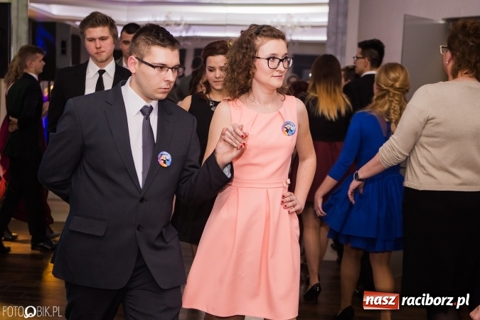 Zdjęcie w galerii na portalu naszraciborz.pl: Maturzyści Specjalnego Ośrodka Szkolno-Wychowawczego dla Niesłyszących i Słabosłyszących bawią się na studniówce wiadomości z regionu