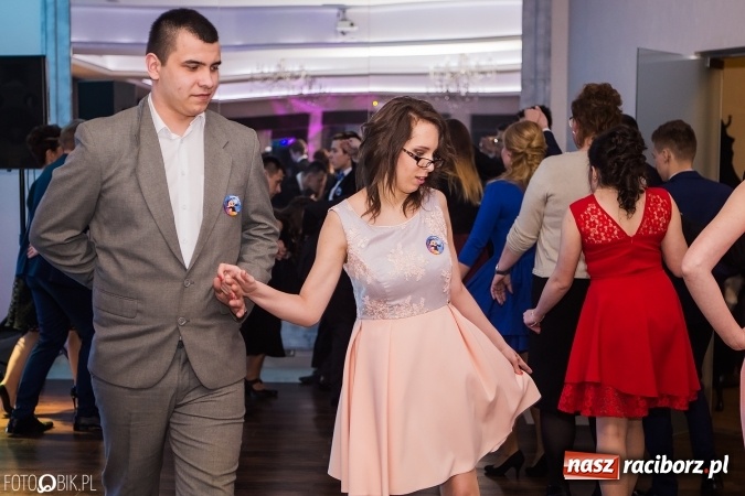 Zdjęcie w galerii na portalu naszraciborz.pl: Maturzyści Specjalnego Ośrodka Szkolno-Wychowawczego dla Niesłyszących i Słabosłyszących bawią się na studniówce wiadomości z regionu