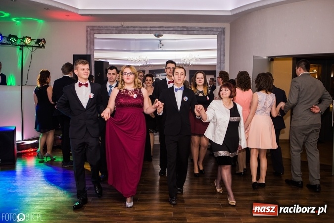 Zdjęcie w galerii na portalu naszraciborz.pl: Maturzyści Specjalnego Ośrodka Szkolno-Wychowawczego dla Niesłyszących i Słabosłyszących bawią się na studniówce wiadomości z regionu