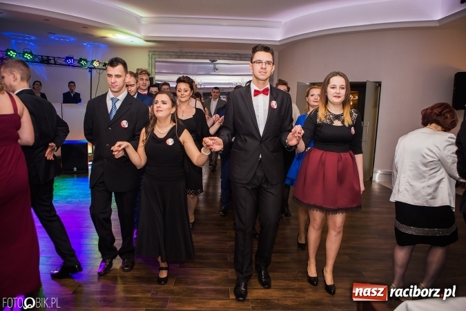 Zdjęcie w galerii na portalu naszraciborz.pl: Maturzyści Specjalnego Ośrodka Szkolno-Wychowawczego dla Niesłyszących i Słabosłyszących bawią się na studniówce wiadomości z regionu