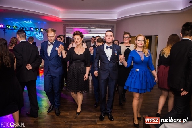 Zdjęcie w galerii na portalu naszraciborz.pl: Maturzyści Specjalnego Ośrodka Szkolno-Wychowawczego dla Niesłyszących i Słabosłyszących bawią się na studniówce wiadomości z regionu