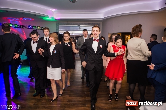 Zdjęcie w galerii na portalu naszraciborz.pl: Maturzyści Specjalnego Ośrodka Szkolno-Wychowawczego dla Niesłyszących i Słabosłyszących bawią się na studniówce wiadomości z regionu