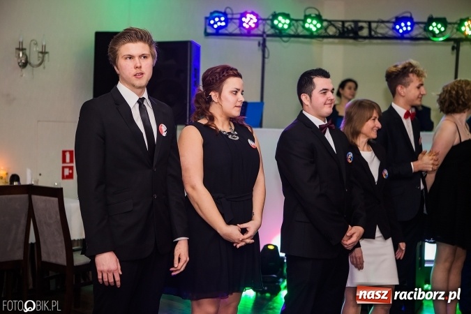 Zdjęcie w galerii na portalu naszraciborz.pl: Maturzyści Specjalnego Ośrodka Szkolno-Wychowawczego dla Niesłyszących i Słabosłyszących bawią się na studniówce wiadomości z regionu