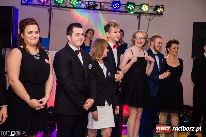 Zdjęcie w galerii na portalu naszraciborz.pl: Maturzyści Specjalnego Ośrodka Szkolno-Wychowawczego dla Niesłyszących i Słabosłyszących bawią się na studniówce wiadomości z regionu