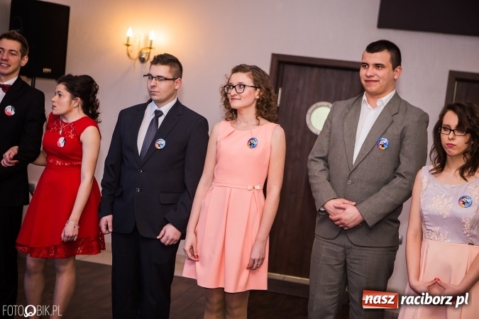 Zdjęcie w galerii na portalu naszraciborz.pl: Maturzyści Specjalnego Ośrodka Szkolno-Wychowawczego dla Niesłyszących i Słabosłyszących bawią się na studniówce wiadomości z regionu