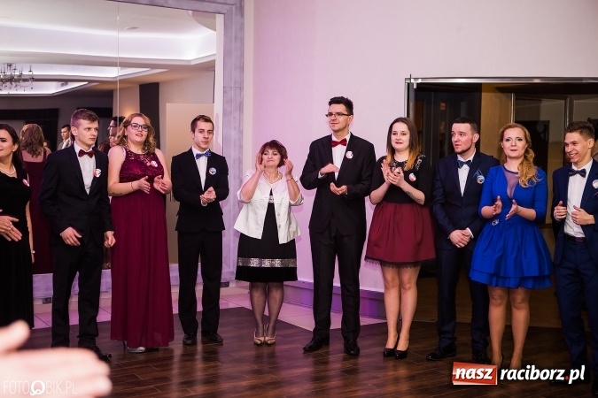 Zdjęcie w galerii na portalu naszraciborz.pl: Maturzyści Specjalnego Ośrodka Szkolno-Wychowawczego dla Niesłyszących i Słabosłyszących bawią się na studniówce wiadomości z regionu