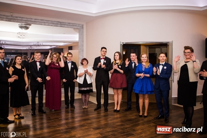 Zdjęcie w galerii na portalu naszraciborz.pl: Maturzyści Specjalnego Ośrodka Szkolno-Wychowawczego dla Niesłyszących i Słabosłyszących bawią się na studniówce wiadomości z regionu